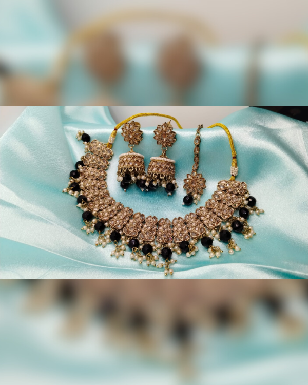 Black Antique Gold Necklace with Mangtika